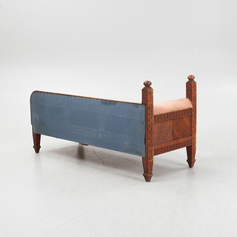 A daybed, around the year 1900.