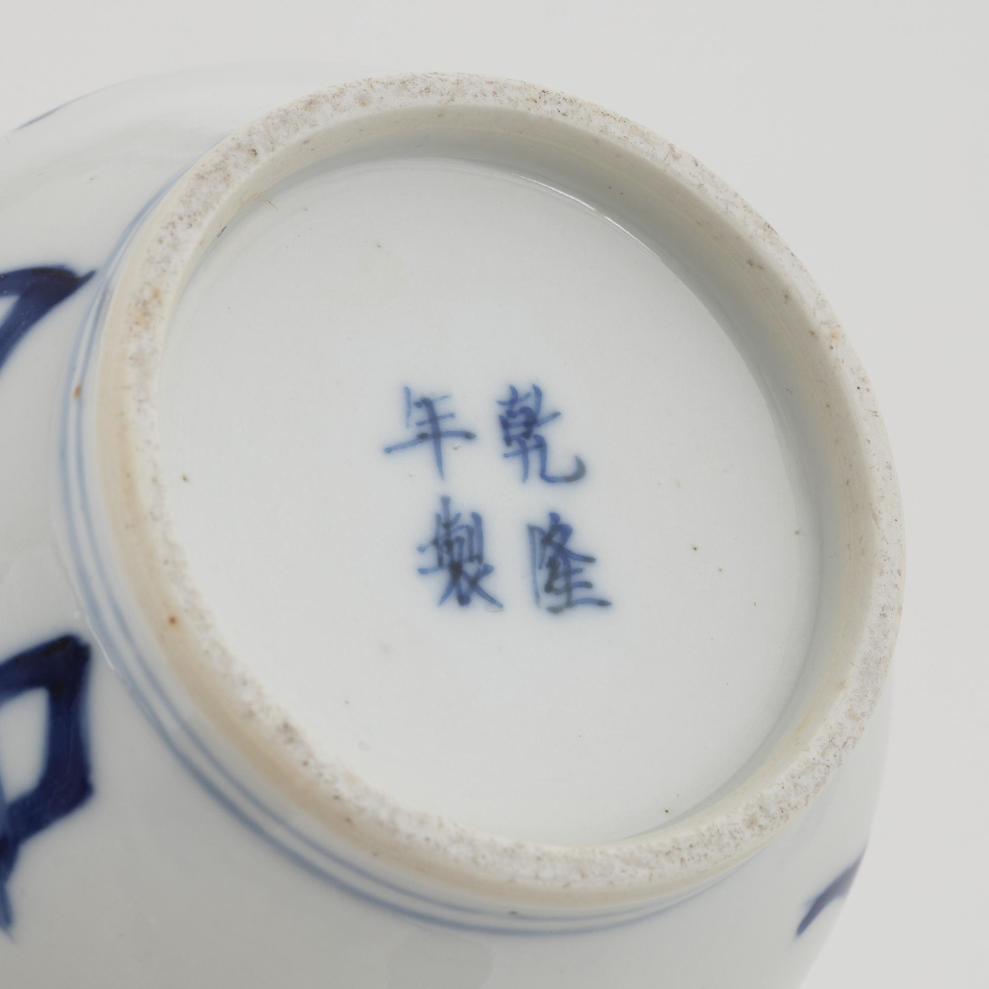 A pair of blue and white vases, Qing dynasty, 19th Century.