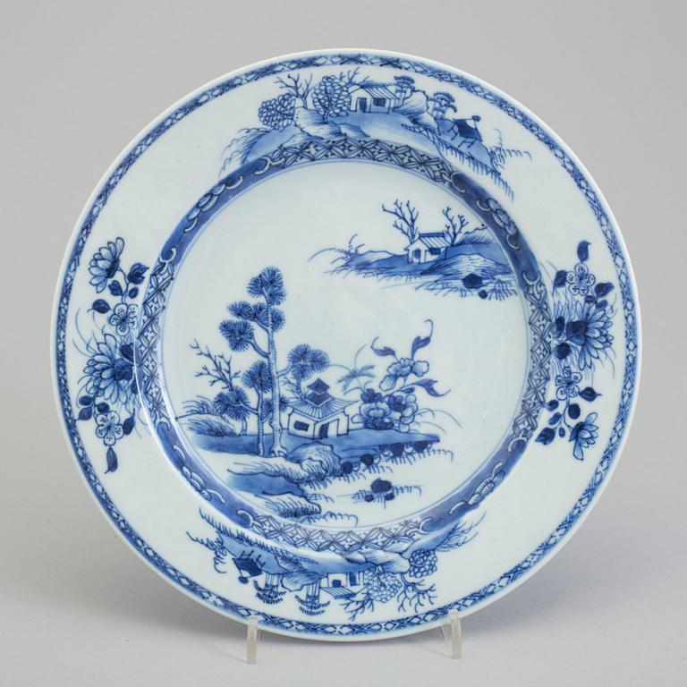 TALLRIKAR, åtta stycken, kompaniporslin. Qing dynastin, Qianlong (1736-95).