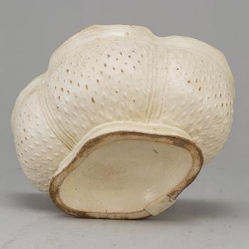 A creame weare buttertureen with cover, a cake mould and a pair of sauce boats, 18/19th Century, part Rörstrand.