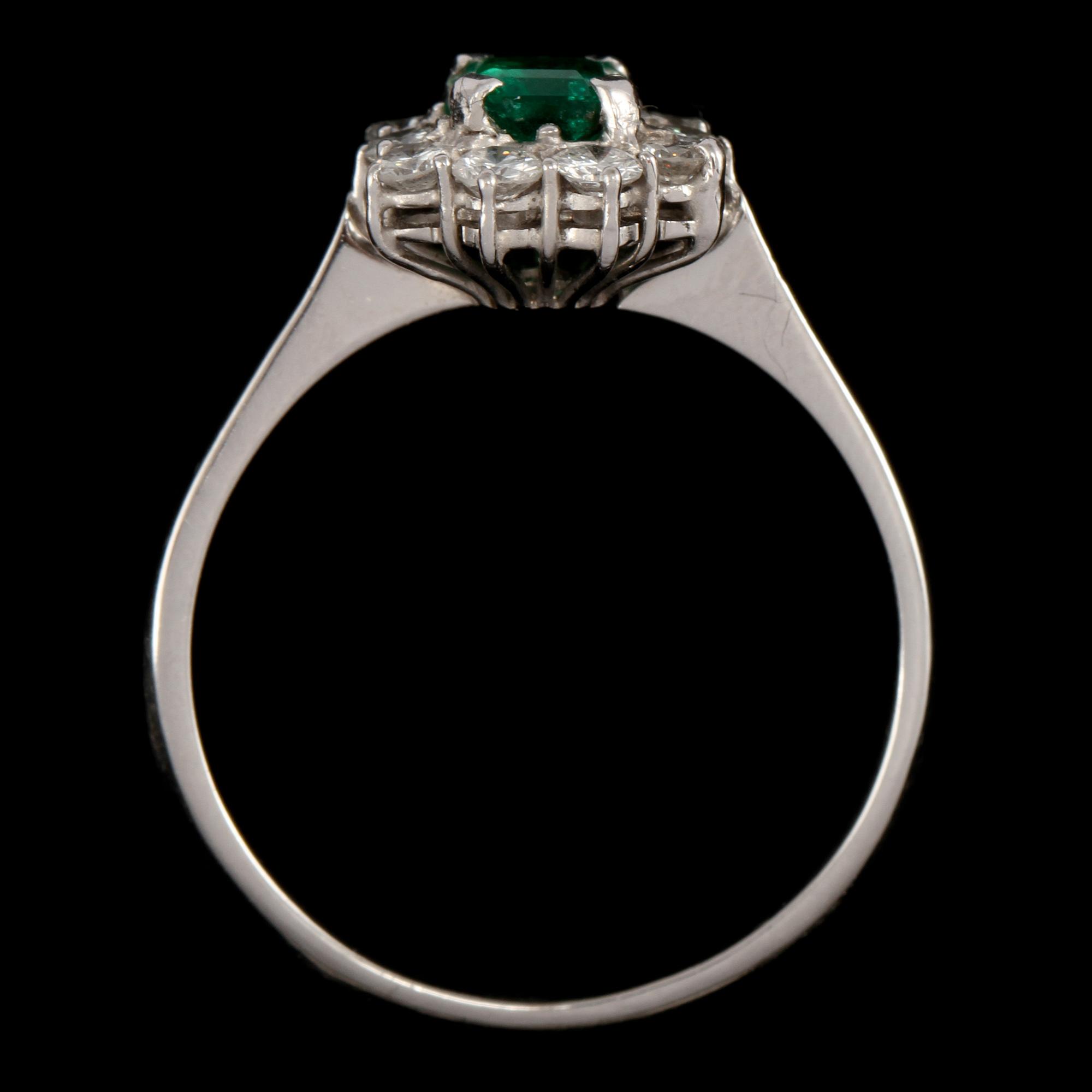 RING, 18k vitguld med smaragdslipad smaragd samt 10 briljantslipade diamanter. Vikt 4 g.