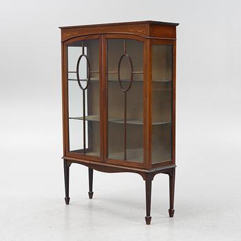 A George III style cabinet, first half of the 20th century.