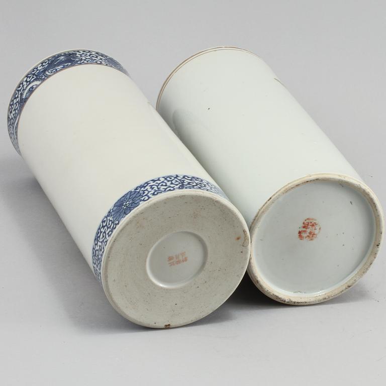 PENSELVASER, 2 st, porslin, Kina, 1900-tal.