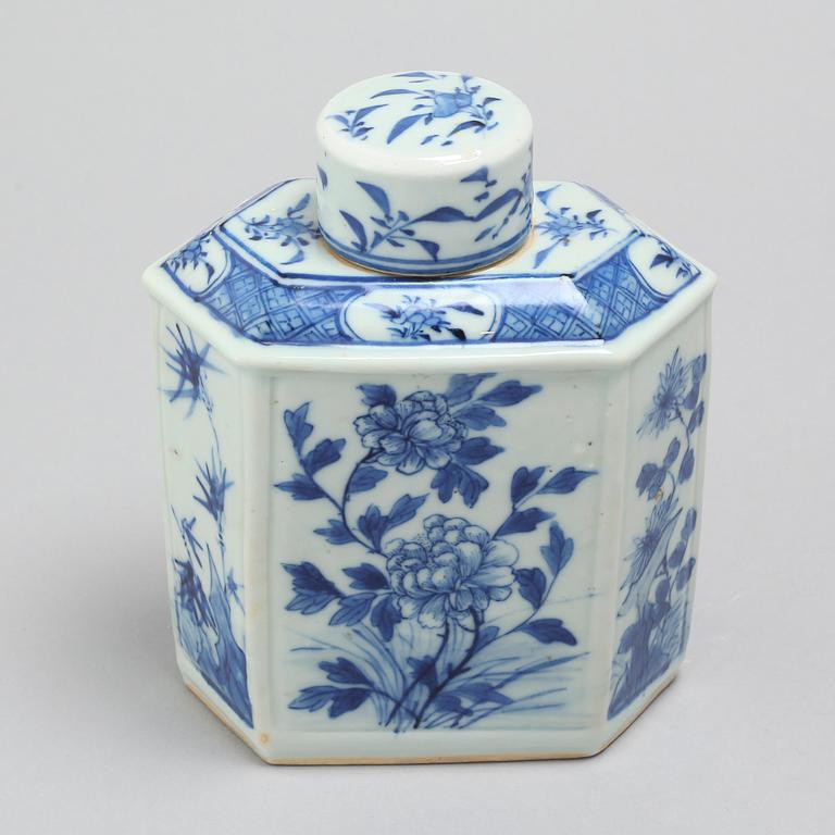 A porcelain tea caddy from China, late Qing dynasty (1644-1912).
