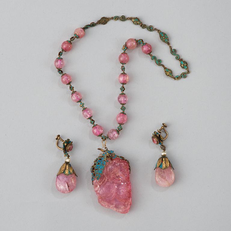 A pink turmaline neclace with a pendant and a pair of ear rings, Qing dynasty (1644-1912).