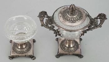 SENAPSSKÅL SAMT ett par SALTKAR, silver, glas, senempire, troligen Frankrike, 1800-talets första hälft.