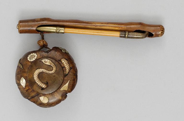 A Japanese opium pipe with a case, ca 1900.