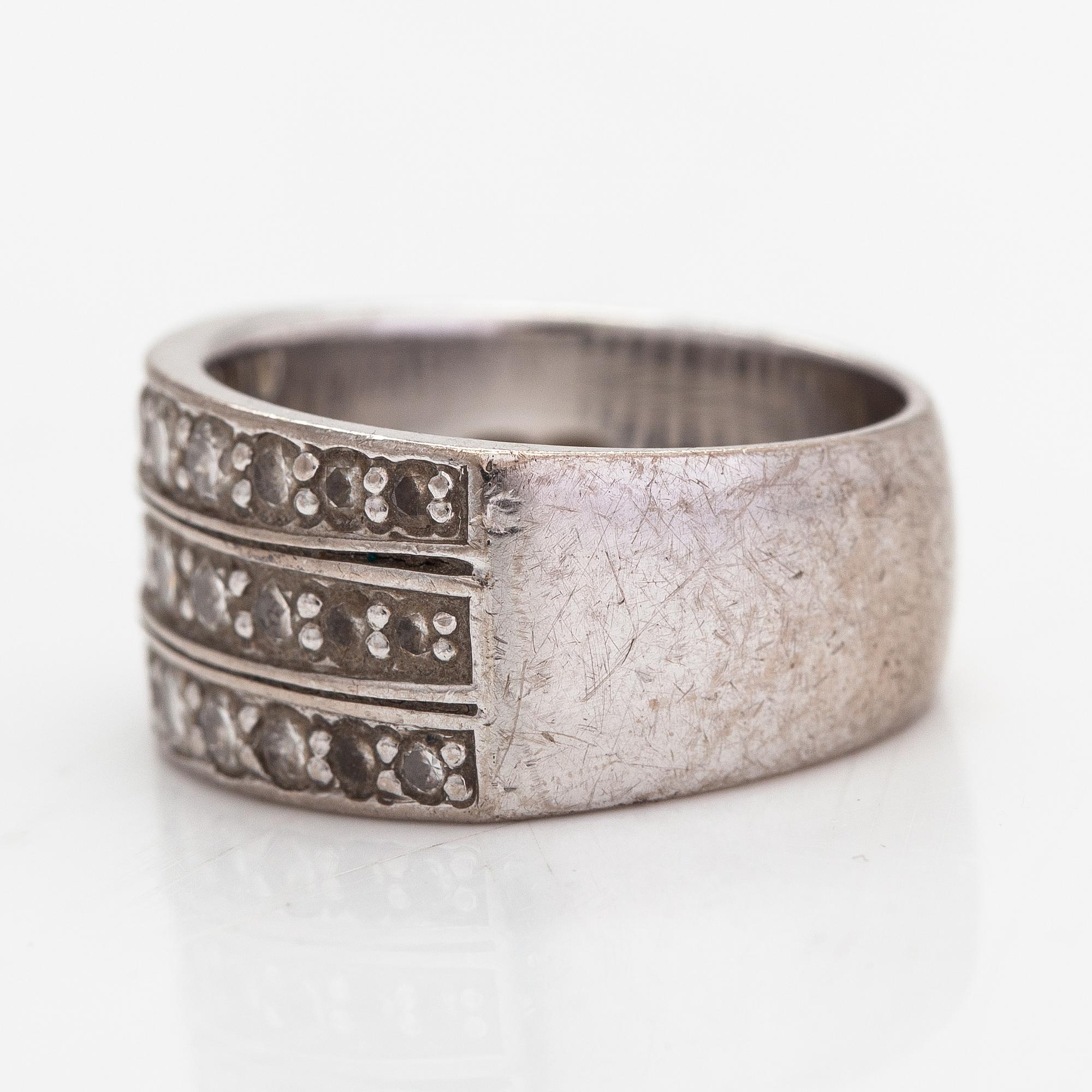 Sormus, 18K valkokultaa ja timantteja n. 0.50 ct yht. Kultasepänliike Esko Lindroos, Helsinki 2011.