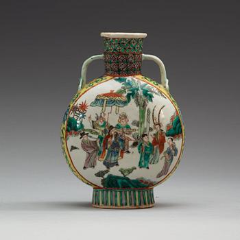 PILGRIMSFLASKA, porslin. Sen Qing dynastin (1644-1912), med Xuande fyra karaktärers märke i botten.