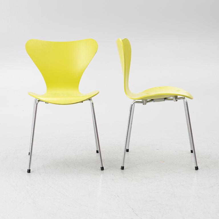 Arne Jacobsen, 8 chairs, “The Series 7”, Fritz Hansen, 2002.