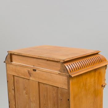 A late 19th century chest of drawers.