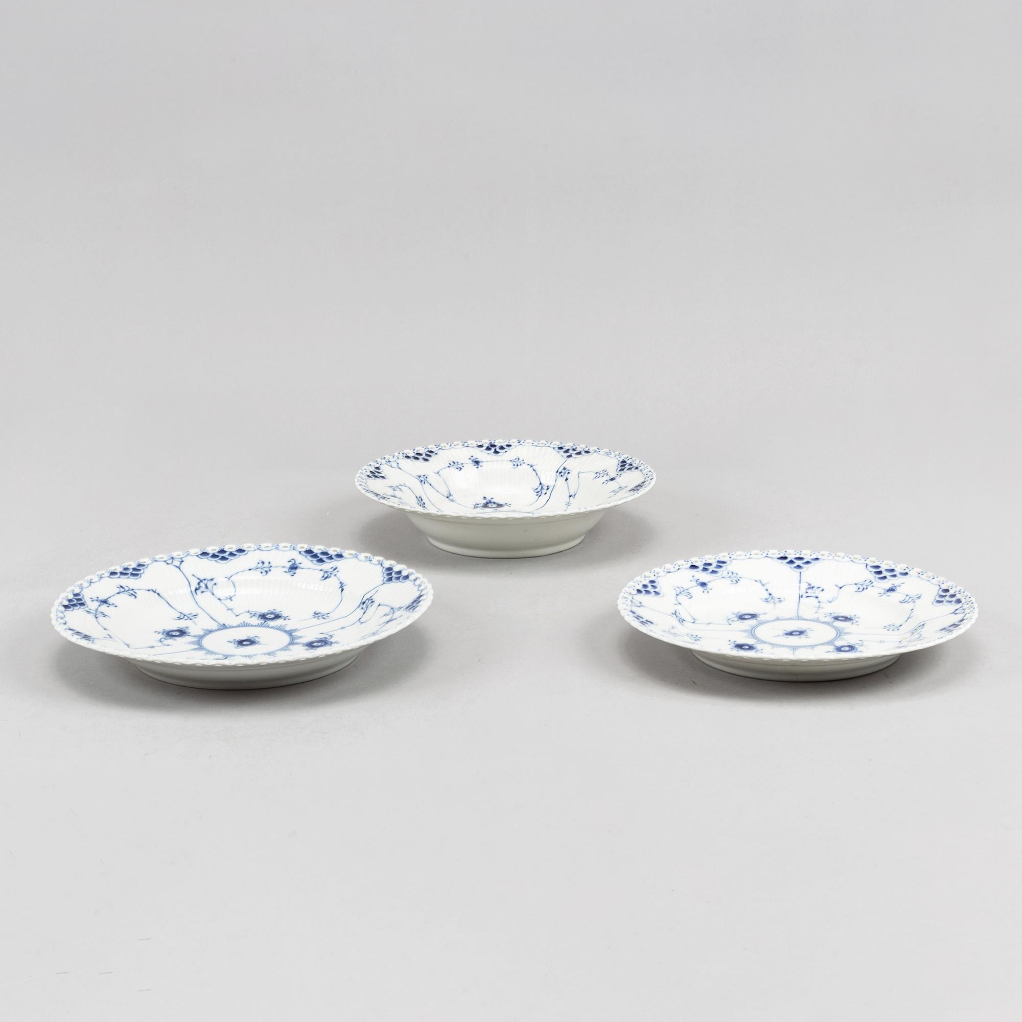 17 parts of the porcelain dining service 'Musselmalet' from Royal Copenhagen.