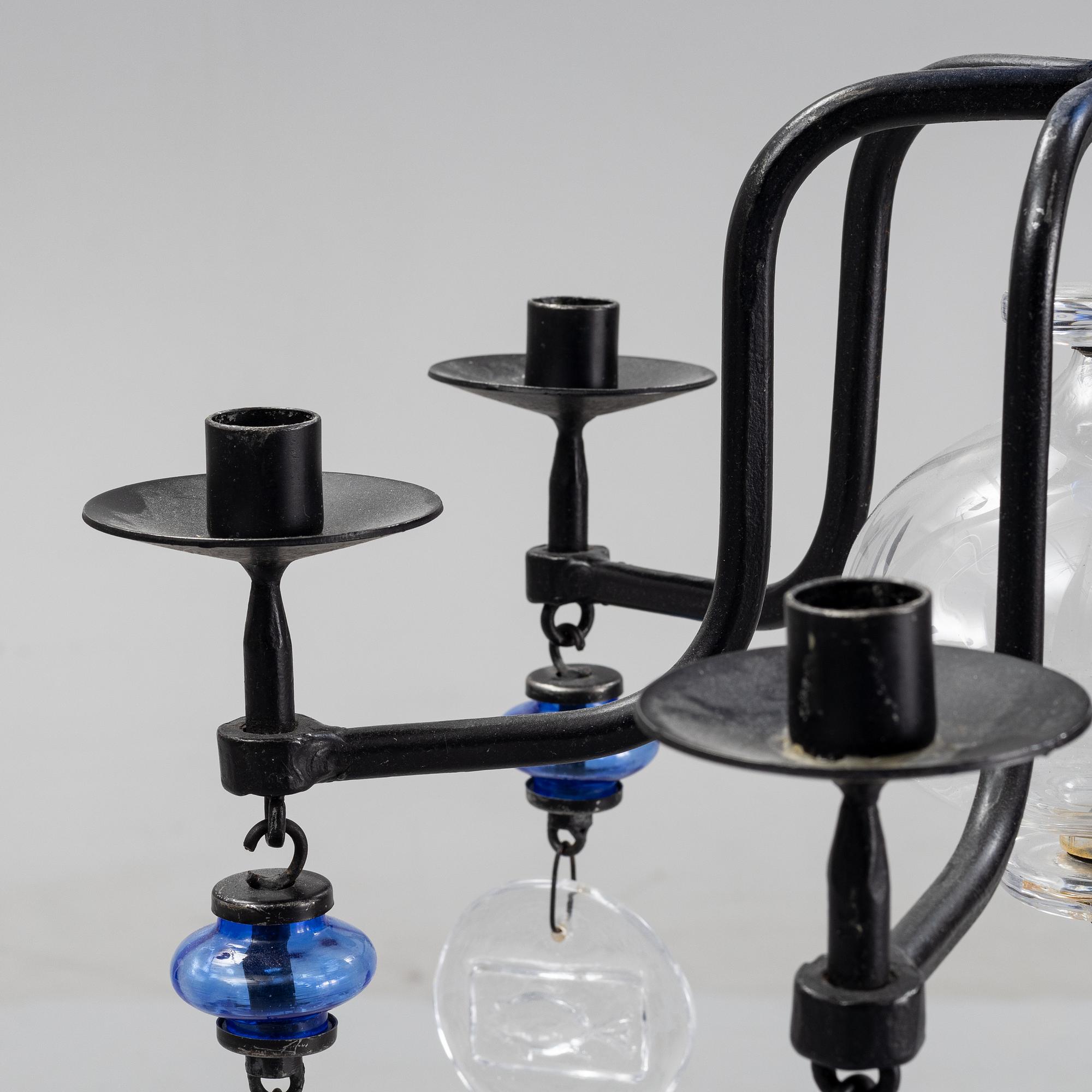 Erik Höglund, ljuskrona samt ljusstakar, ett par, glas och järnsmide.