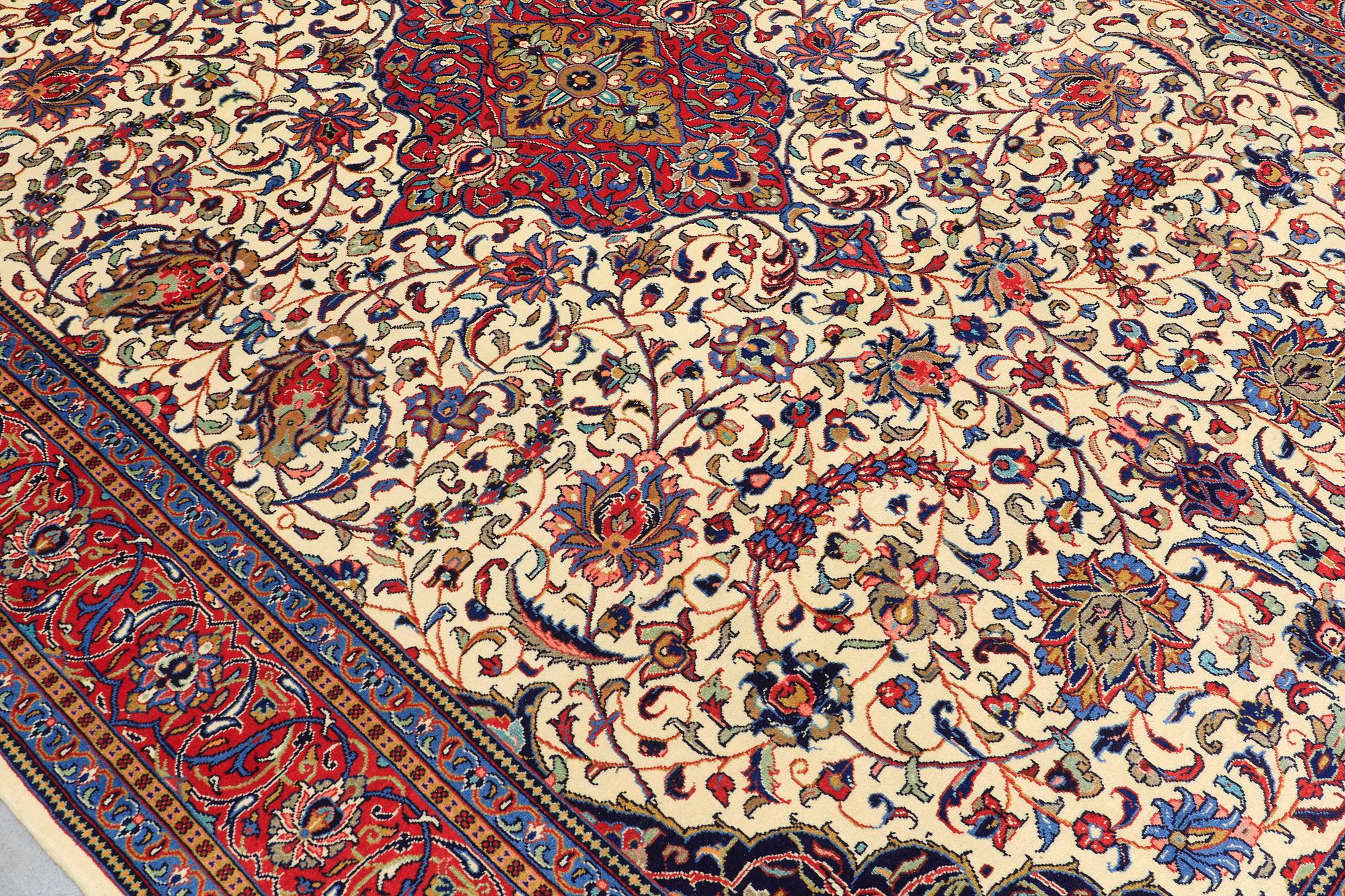 A carpet, Sarouk, ca 351 x 241 cm.