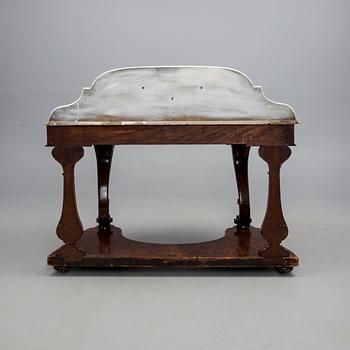 KAMPAUSPÖYTÄ / PESUKOMUUTTI,  pähkinäpuuviilutettu, marmorilevy, uusrokokoo, noin 1850-70.