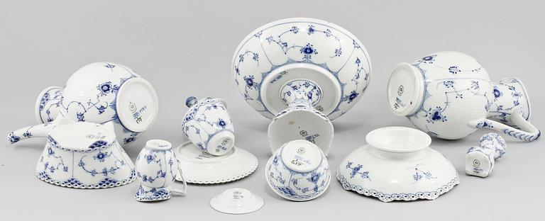 KAFFESERVISDELAR, 35 delar, "Musselmalet", Royal Copenhagen, 1900-talets andra hälft.