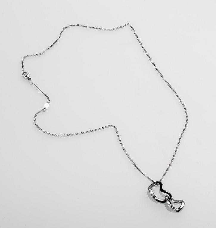 HÄNGE SAMT KEDJA, "Interlocking hearts", Regitze Overgaard för Georg Jensen, 18 k vitguld med diamanter. Vikt ca 7,5 g.