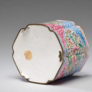 An enamelled tea caddy, Qing dynasty, 18th Century.