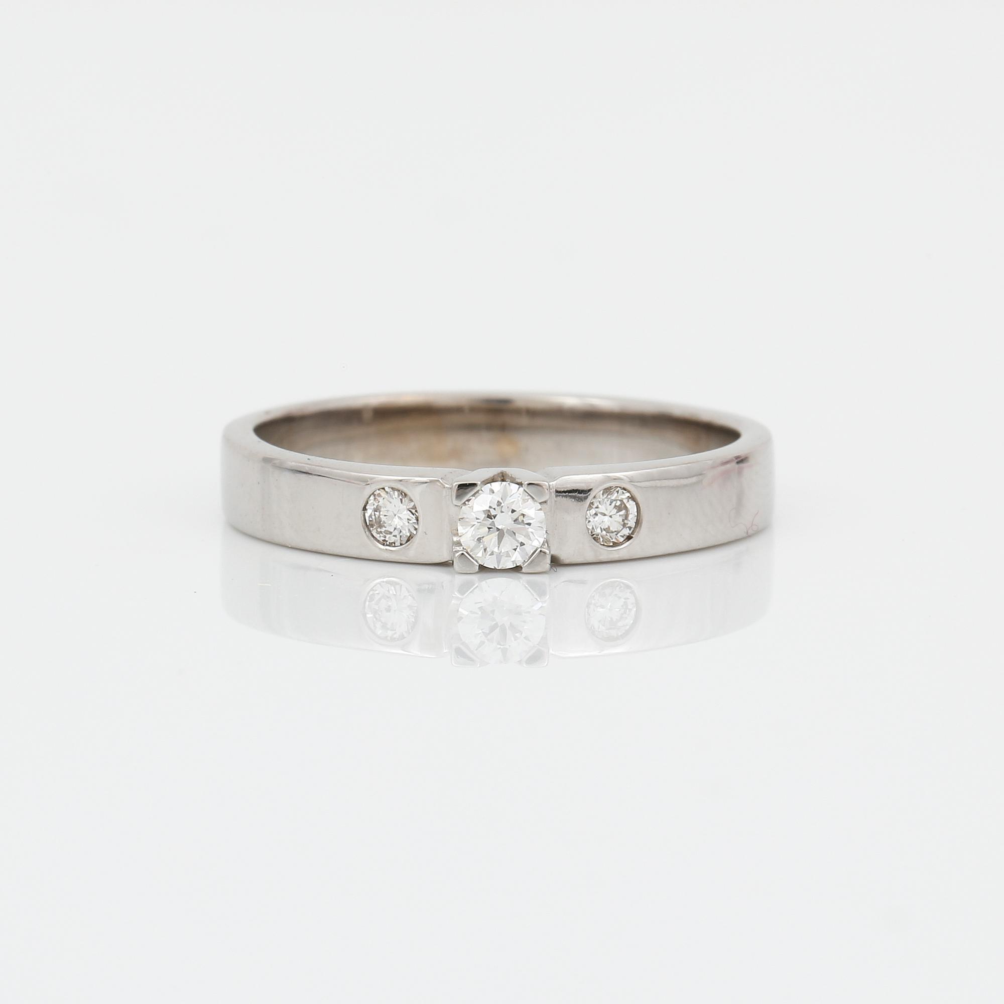 RING, 14K vitguld med briljantslipad diamant ca 0,12 ct och två briljantslipade diamantet tot ca 0,08 ct. Vikt 3, 43 g.