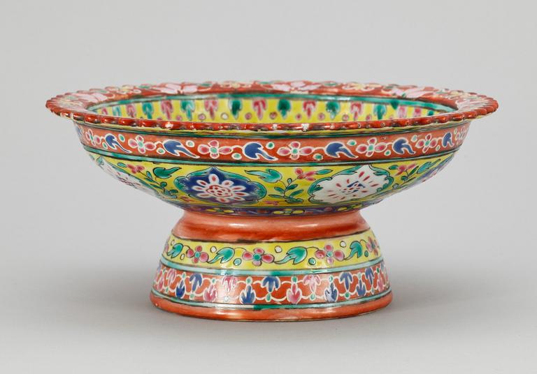 SKÅL PÅ FOT, porslin, Kina, 1800-tal.