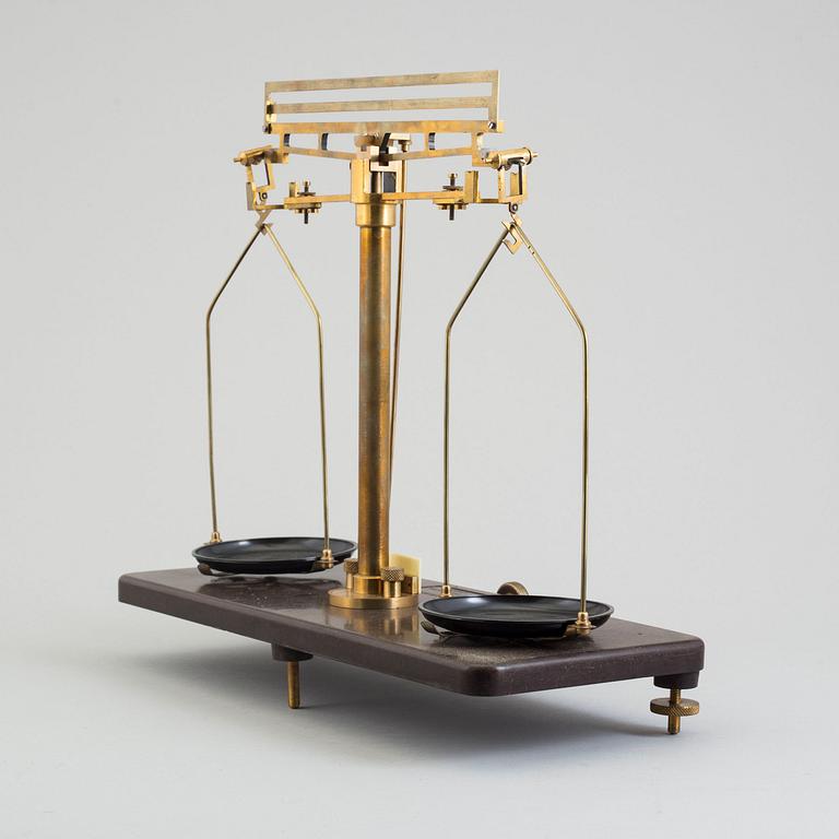 a scale by Griffin & Tatlock Ltd, England in the first half of the 20th century.