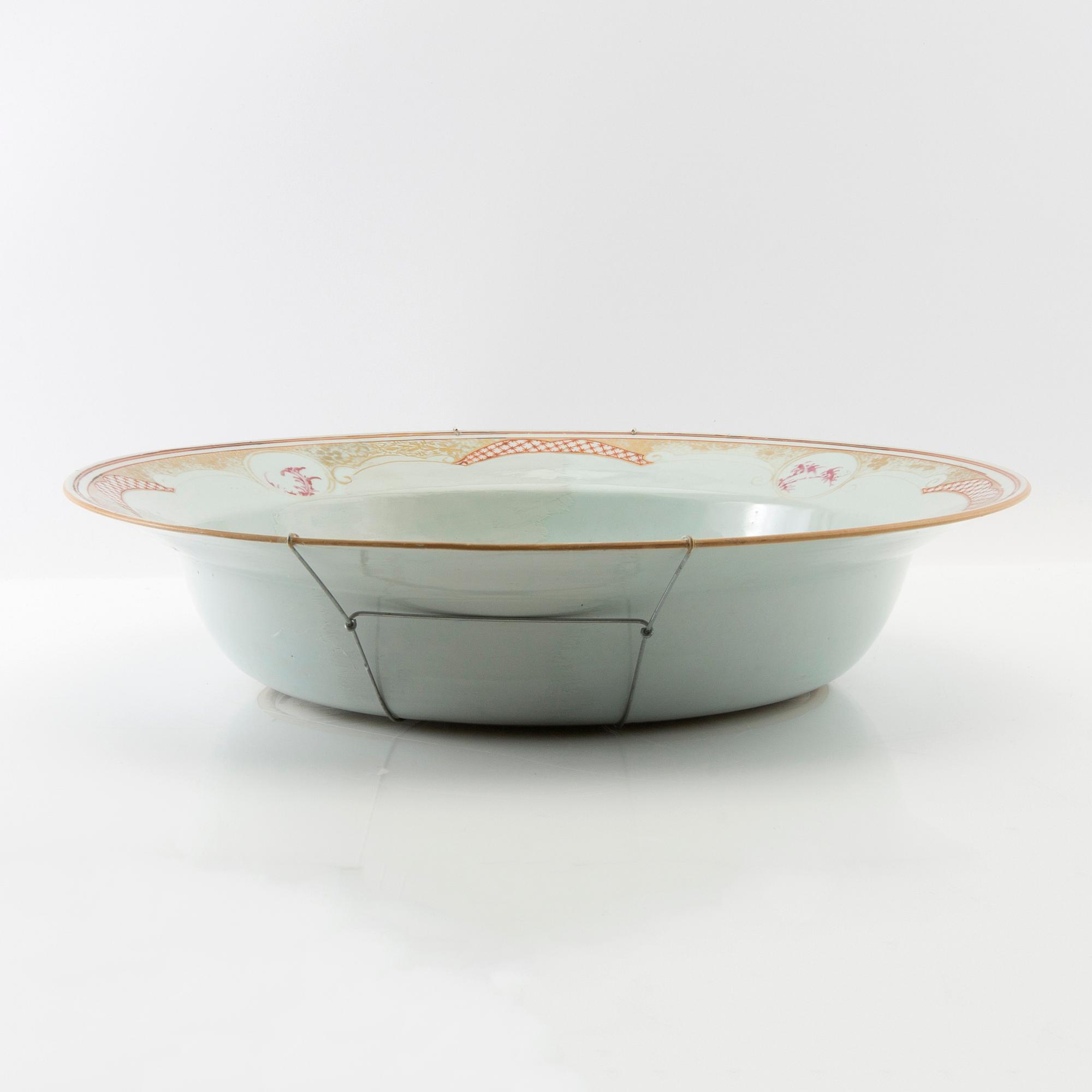 Bowl/hand basin porcelain China 18th century.