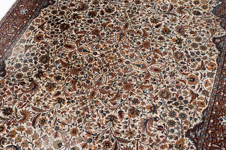 Carpet, Kirman, 275 x 185 cm.