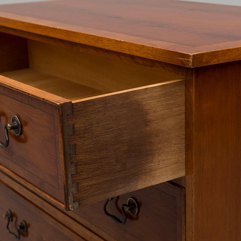 A late 20th century chest of drawers.