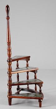 BIBLIOTEKSSTEGE, engelsk stil 1900-tal.