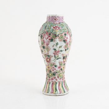 A pair of Chinese famille rose porcelain plates and a vase, Qing dynasty, 18th century.