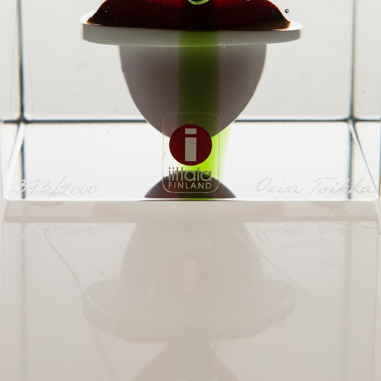 OIVA TOIKKA, AN ANNUAL CUBE, glass, signed Oiva Toikka Nuutajärvi 1997, numbered 373/2000.