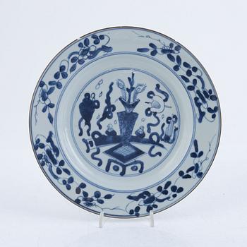 A blue and white serving dish, turren stand and plate, export porcelain, China, 18th century.