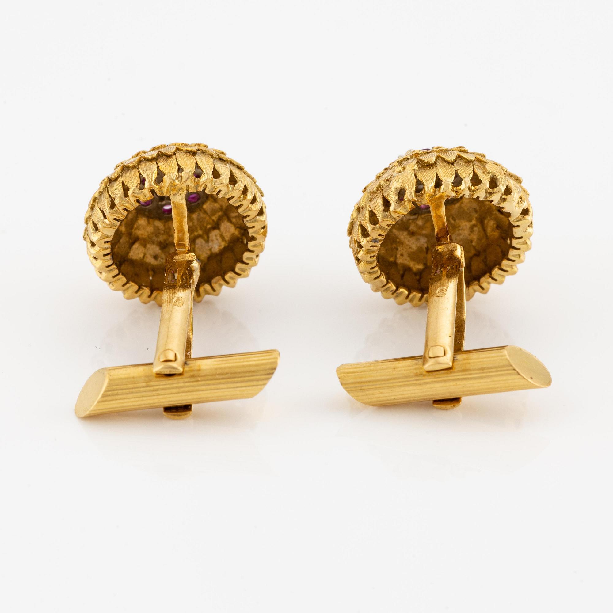 Ett par manschettknappar 18K guld med åttkantslipade diamanter samt rubiner.