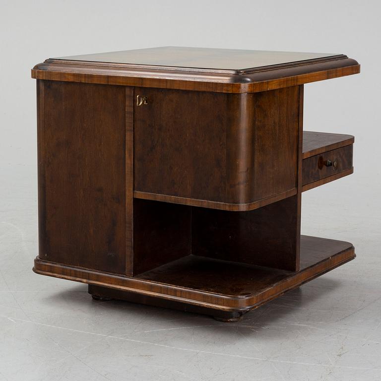 A 1930s table.