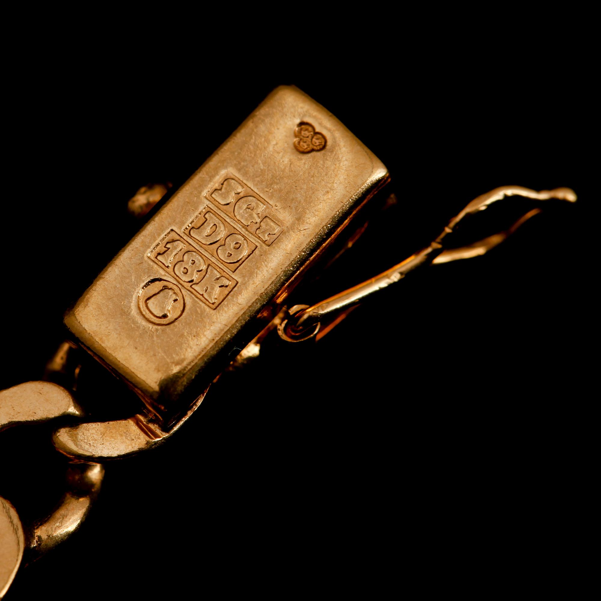 ARMBAND MED BERLOCKER, 18 k guld, 1954. Vikt ca 29 g.