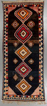 A CARPET, Antique Gabbeh, ca 312,5 x 127,5 cm.