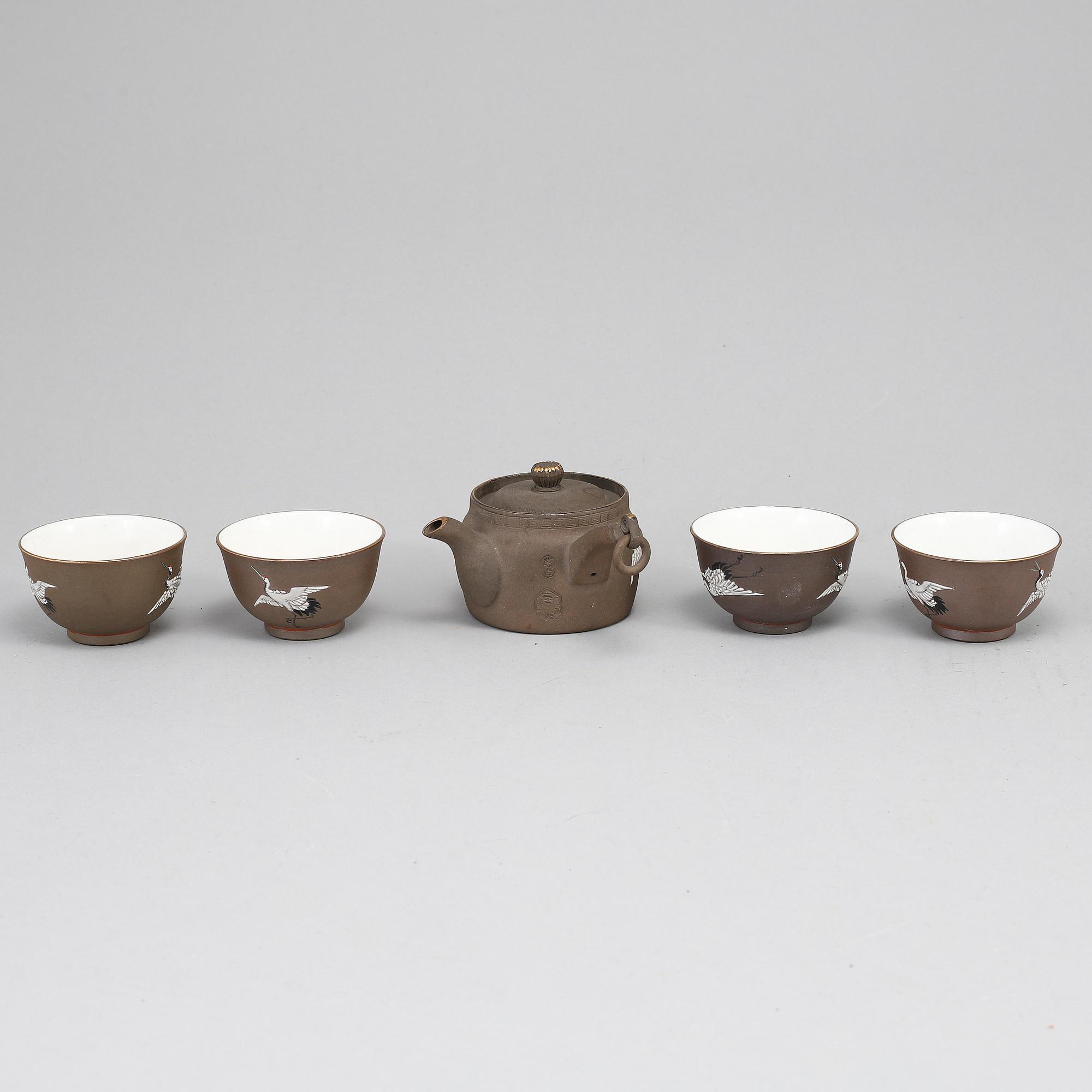A tea pot with cover and four cups, Japan, Meiji period (1868-1912).