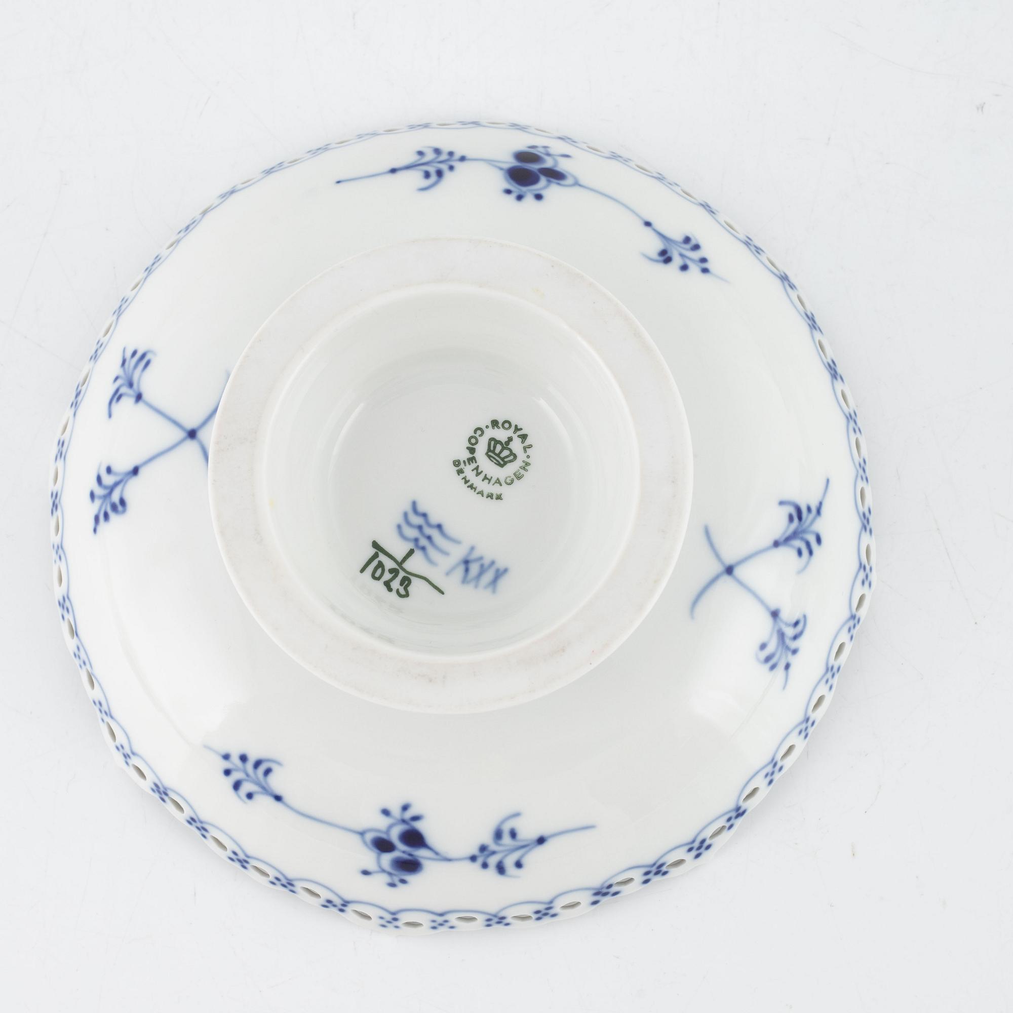 Skål på fot, 3 st, porslin, "Musselmalet", Royal Copenhagen, Danmark.