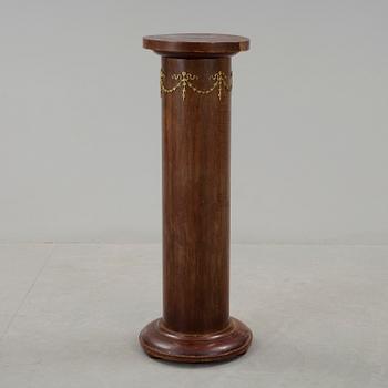 PIEDESTAL, gustaviansk stil, 1900-tal.