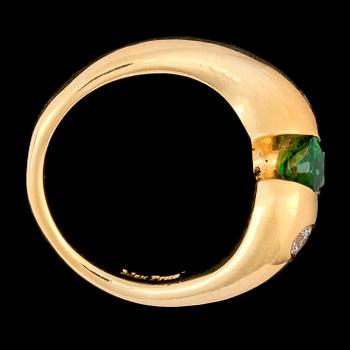 RING, tsavorit 1 ct, med briljantslipade diamanter, tot. 0.20 ct.