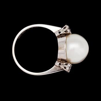 RING, odlad japansk pärla, ca 12 mm, med 4 briljantslipade diamanter, tot. ca 0.30 ct. 1980-tal.