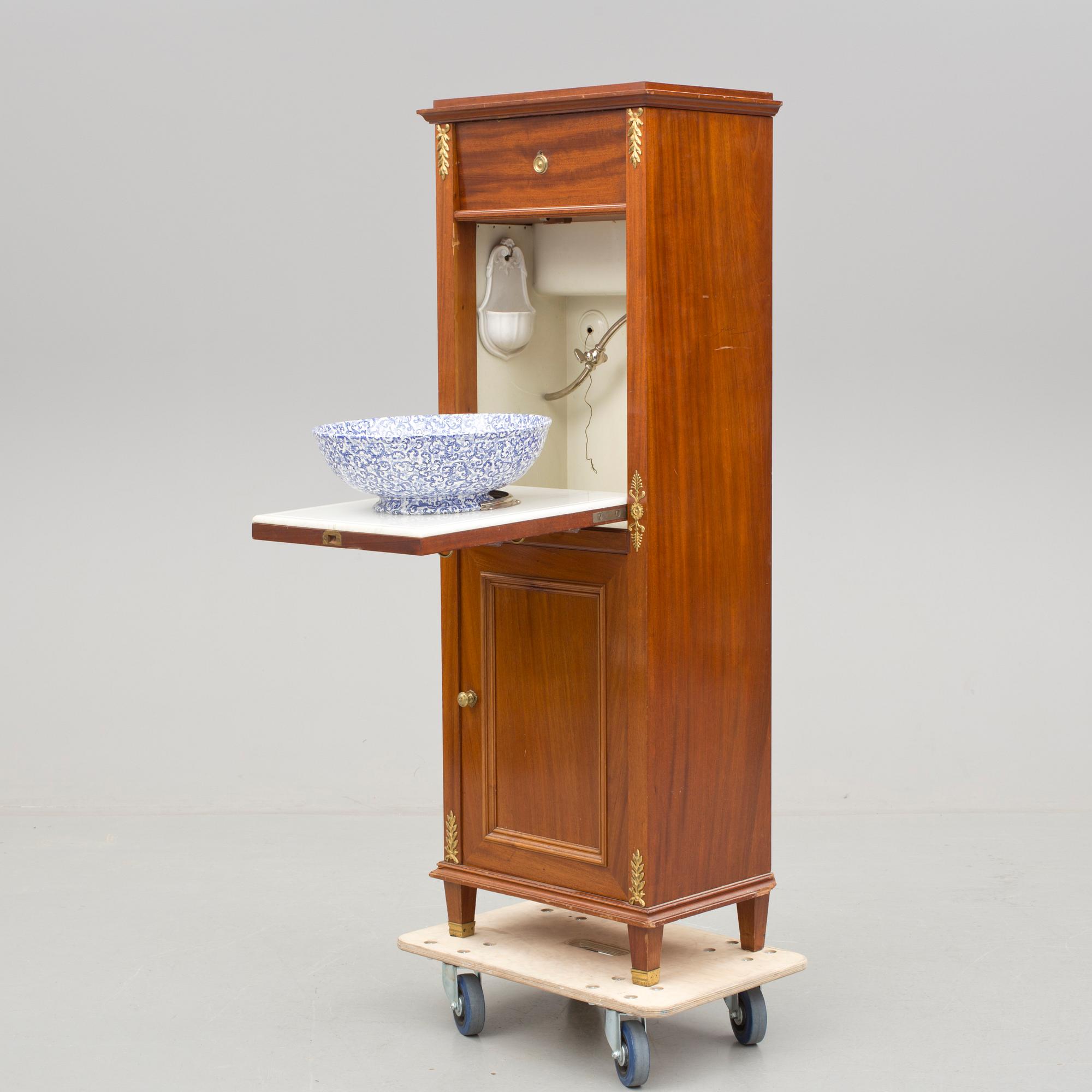 TVÄTTSKÅP, omkring år 1900.