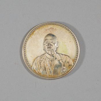 MYNT, fem stycken, silver. Republik, tidigt 1900-tal. Bland annat avbildande Yuan Shikai (1859-1916).