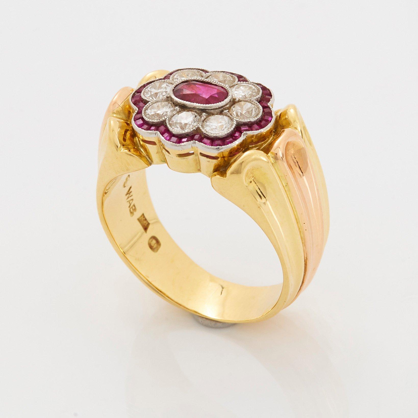 Ring WA Bolin 18K guld med rubiner och runda briljantslipade diamanter.