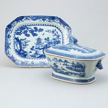 A blue and white tureen with cover, Qing dynasty, Jiaqing and a serving dish, Qianlong (1736-95).