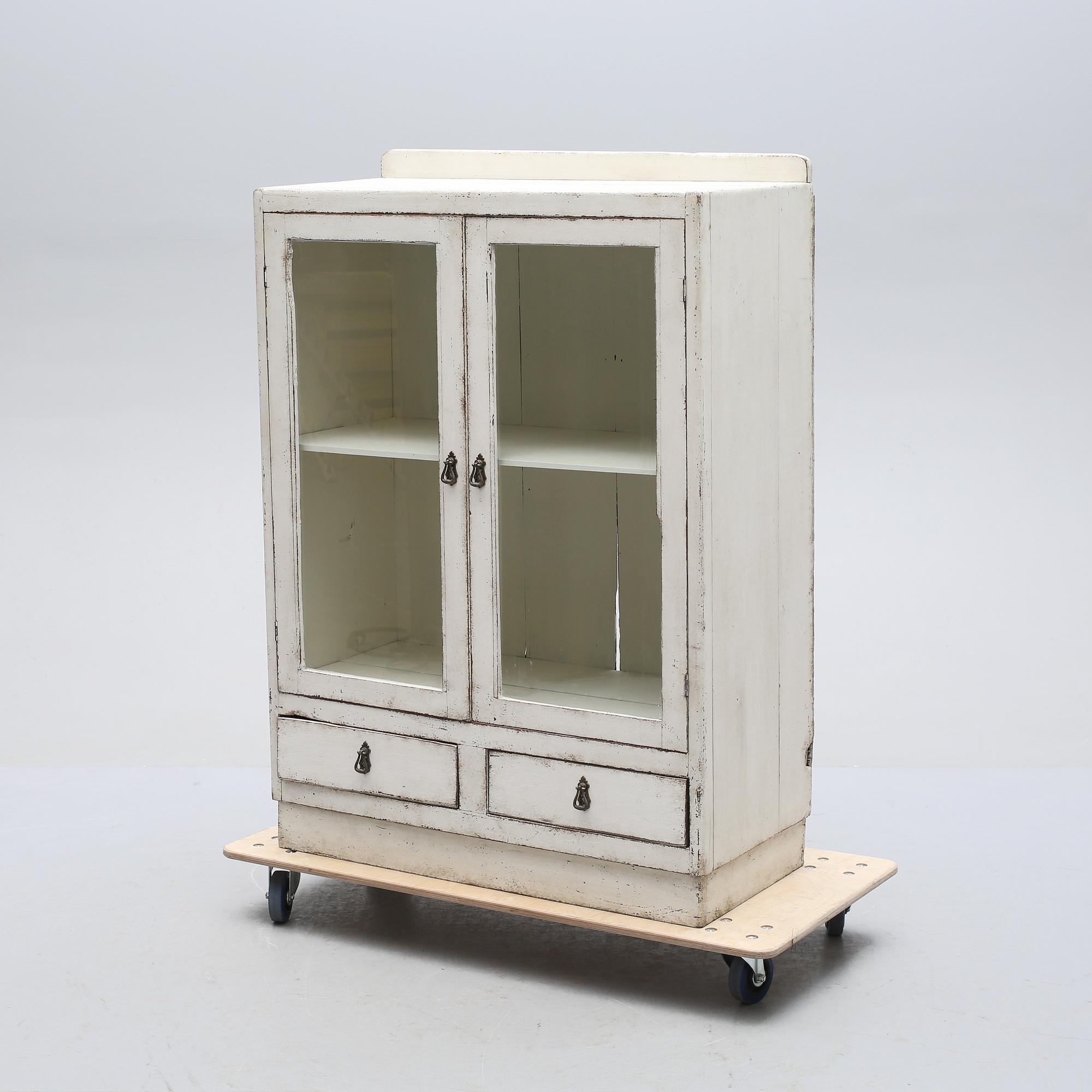 VITRINSKÅP, modern tillverkning av äldre delar.