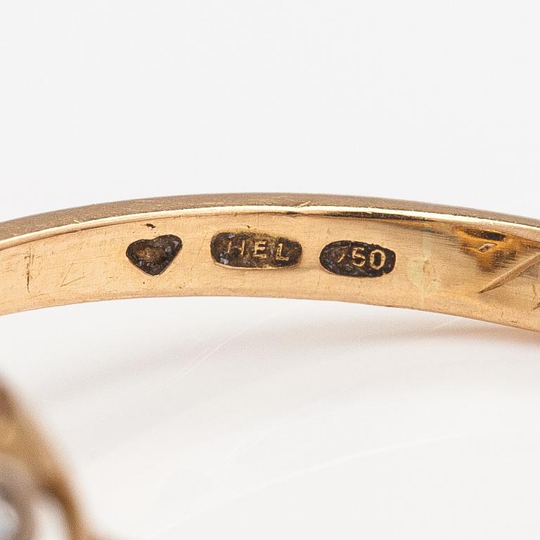 An 18K gold ring with a sapphire and diamonds ca. 0.24 ct in total.