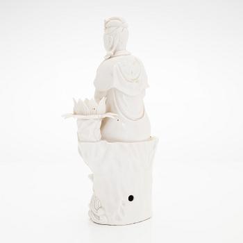 A blance de chine figure of Guanyin, Qing dynasty, 19th century.