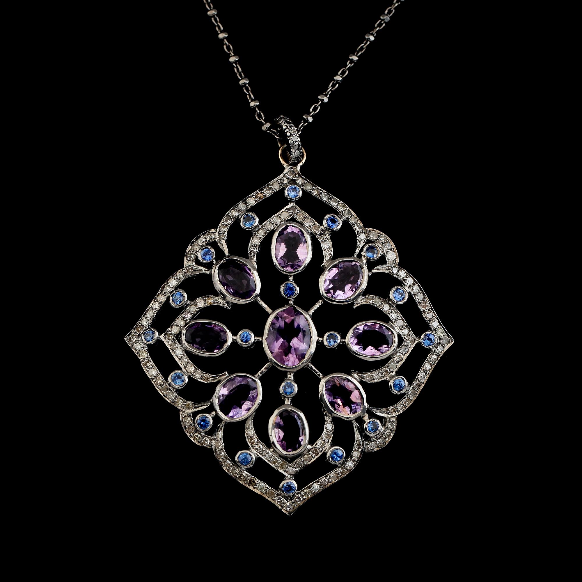 HÄNGE MED KEDJA, silver, ametister och diamanter. Total vikt ca 17,8 g.