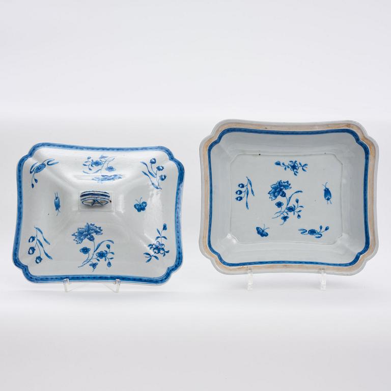 A blue and white dinner service, Qing dynasty, Qianlong (1736-95). (53 pieces).